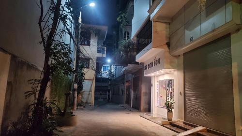 an empty alley way at night with a building at BA CON ECH Home and Stay- No 28 lane 259 Nguyen Duc Canh in Hai Phong