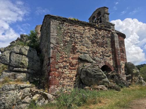 an old stone building on top of a hill at Art et Création in Saint-Bérain