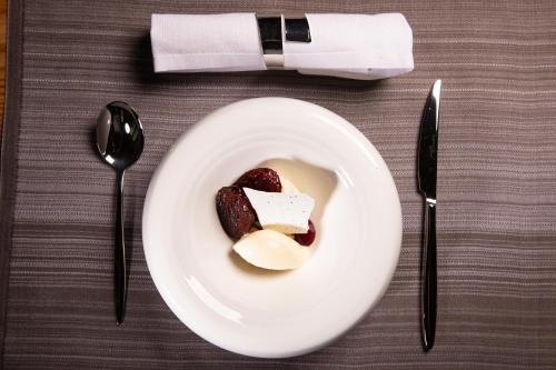インの敷地内または近くでの食事または食べ物