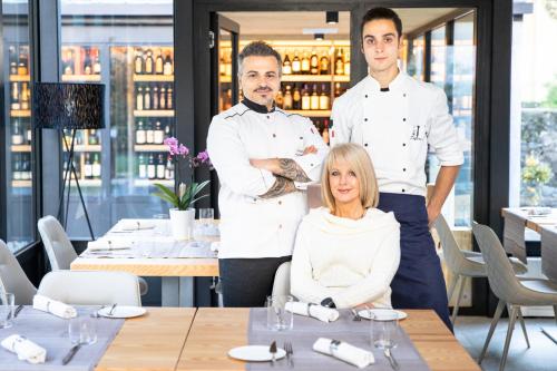 un grupo de chefs parados en un restaurante en Villa Giade en Chiavenna