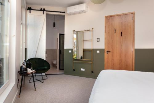 Een bed of bedden in een kamer bij La Paulowna Boutique Hotel