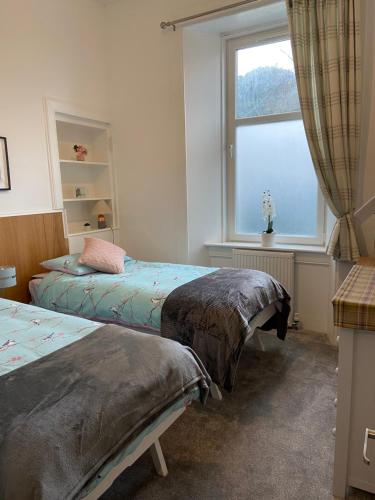 奧本的住宿－Newly refurbished town centre apartment，一间卧室设有两张床和窗户。