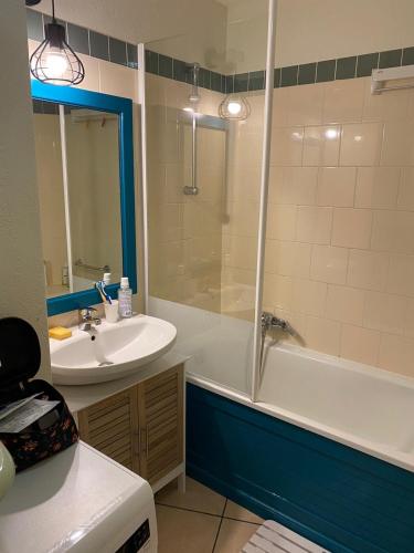 une salle de bain avec une baignoire, un lavabo et une douche dans l'établissement Location Biscarrosse Lac, à Biscarrosse