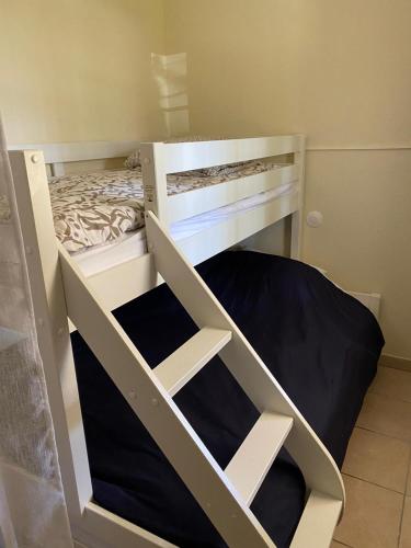 - un lit superposé avec une échelle dans une chambre dans l'établissement Location Biscarrosse Lac, à Biscarrosse