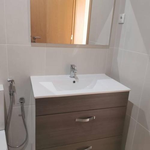 a bathroom with a sink and a mirror at Ellen Apartamentos in Espargos