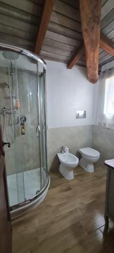 オルビアにあるSUITE DELUXE OLBIA which wonderful viewのシャワー、トイレ、洗面台を備えたバスルーム