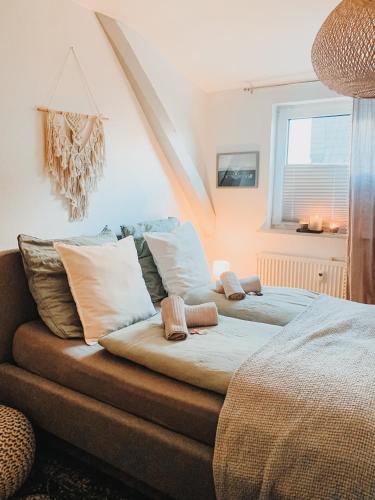 a bed with pillows on it in a room at Berggeflüster Winterberg- im Herzen Winterbergs in Winterberg