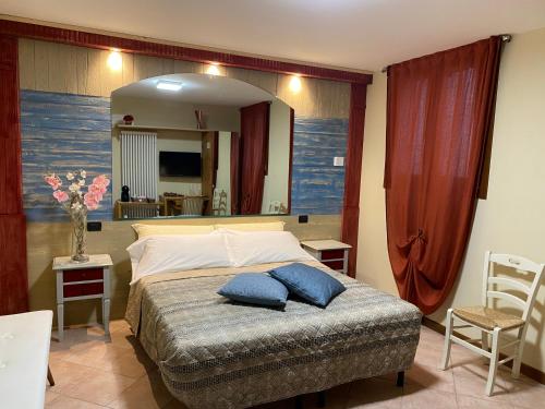 1 dormitorio con 1 cama con espejo grande en Bed & Breakfast Ca'Bassano en Bassano del Grappa