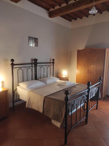 - une chambre avec un grand lit dans l'établissement La Casina, à Arezzo