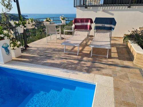 um pátio com cadeiras e uma piscina em Il Nido B&B em San Vito Chietino