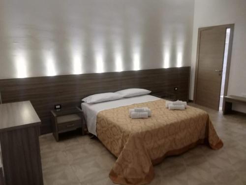 - une chambre avec un lit et 2 serviettes dans l'établissement Pandora B&B, à Porto Cesareo
