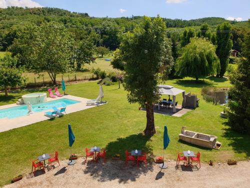 - une vue aérienne sur une piscine avec des tables et des chaises dans l'établissement Chambres et Table d'hôtes "La Pastorale Gourmande" FR - NE - EN - DE - IT, à Marcollin