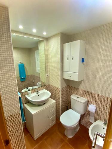 a bathroom with a white toilet and a sink at Las Terrazas I Magic World con Netflix, Disney plus y Prime Video in Oropesa del Mar