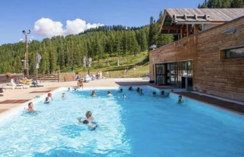 un groupe de personnes dans une grande piscine dans l'établissement Puy Saint Vincent 1700, à Puy-Saint-Vincent