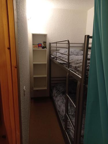 Cette petite chambre comprend 2 lits superposés et un couloir. dans l'établissement Puy Saint Vincent 1700, à Puy-Saint-Vincent