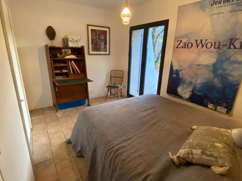 - une chambre avec un lit à baldaquin sur le mur dans l'établissement La maison de Mado et sa cabane dans les arbres, à Plan dʼAups