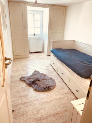 Letto o letti in una camera di Uriges Ferienhaus in der Altstadt von Saarburg mit Sauna, Kinderspielecke, 1000Mbit Wlan, 1 Minute vom Wasserfall entfernt