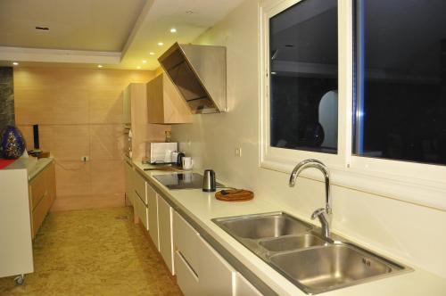 Kitchen o kitchenette sa Villa Shahrazad Sharm El Sheikh