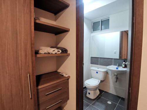 małą łazienkę z toaletą i umywalką w obiekcie Hermoso Apartamento Zona Norte Miramar # w mieście Barranquilla