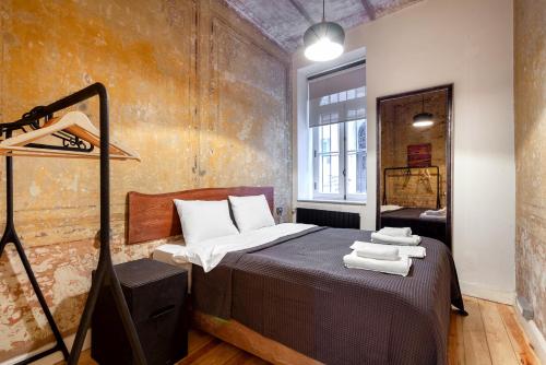 1 dormitorio con 1 cama con toallas en Origine Rentals Galata L1, en Estambul