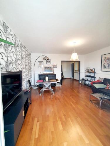 un salon avec un canapé et une table dans l'établissement 