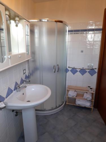 y baño con ducha y lavamanos. en Casa di Jacu en Favignana