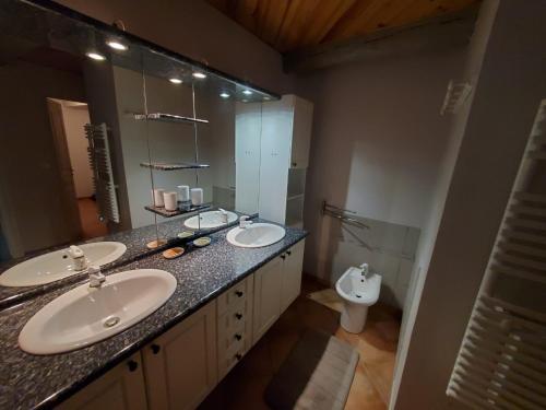 une salle de bain avec deux lavabos et un WC dans l'établissement Maison de village, à La Javie