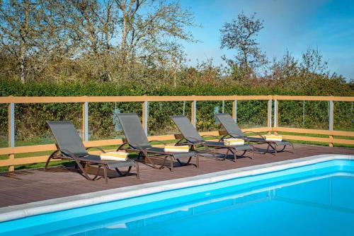 a group of chairs sitting next to a swimming pool at Casa das xacias ribeira sacra in A Airoa