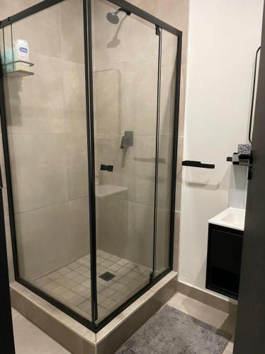 Een badkamer bij Black Brick Luxury Apartment