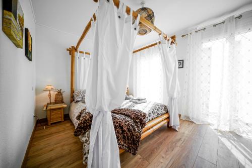 En eller flere senge i et værelse på LE GITE DES TONTONS