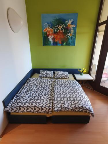 un letto in una stanza con un dipinto sul muro di Janja Apartment a Novigrad Istria