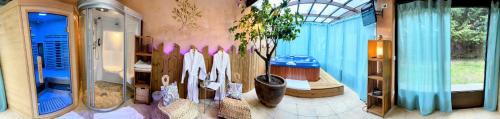 LagnesにあるHôtel Le Mas des Grès & Restaurant Sous les Platanesのギャラリーの写真