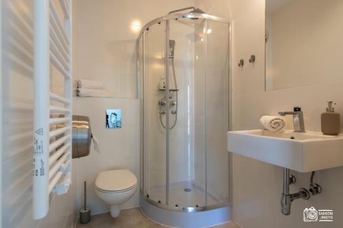 La salle de bains est pourvue d'une douche, de toilettes et d'un lavabo. dans l'établissement Plaża, à Sopot