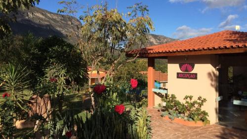 Una casa con un cartel en el costado. en Pousada Flor de Lótus, en Ibicoara