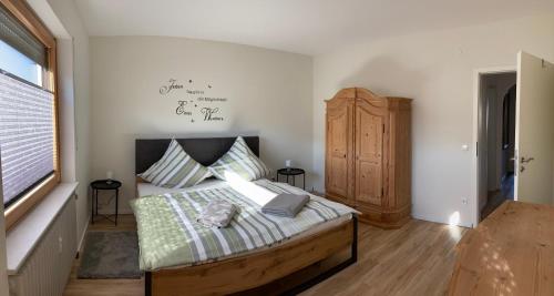 een slaapkamer met een bed in een kamer bij Apartment Panoramablick in Bad Bergzabern
