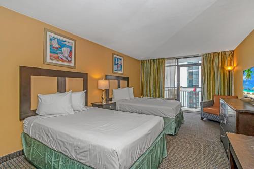 um quarto de hotel com duas camas e uma televisão em Landmark Resort Double Suite Unit 920 - Sleeps 4! em Myrtle Beach