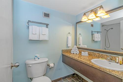uma casa de banho com um WC, um lavatório e um espelho. em Landmark Resort Double Suite Unit 920 - Sleeps 4! em Myrtle Beach