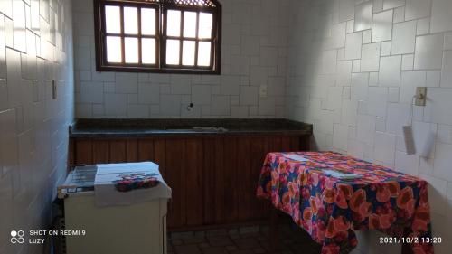 Village Pousada Canedo في غايبيم: غرفة مع طاولة ونافذة في غرفة