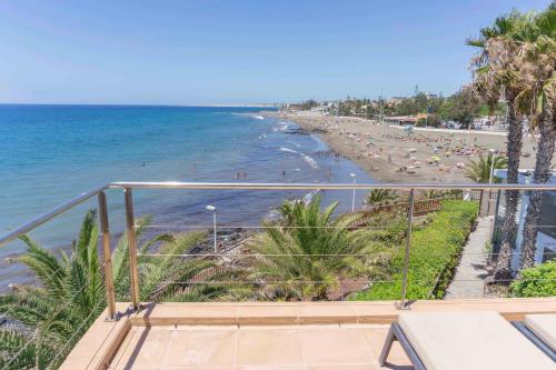 balcón con vistas a la playa y al océano en Bungalow Vacacional Nueva Suecia 716, en San Agustín