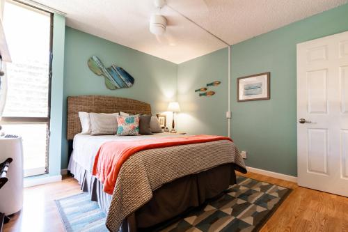 ein Schlafzimmer mit einem Bett mit grünen Wänden in der Unterkunft Maui-LICIOUS by the Beach in Kihei
