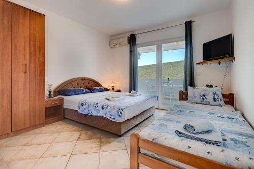 Säng eller sängar i ett rum på Apartments Vesna