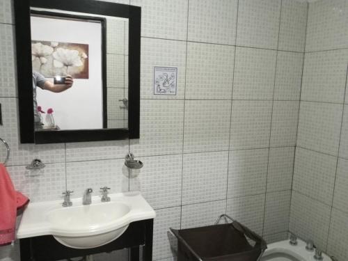 フェデラシオンにあるCASA AMAPOLA.の洗面台、鏡、トイレ付きのバスルーム