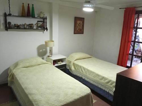 フェデラシオンにあるCASA AMAPOLA.のベッド2台と窓のある寝室