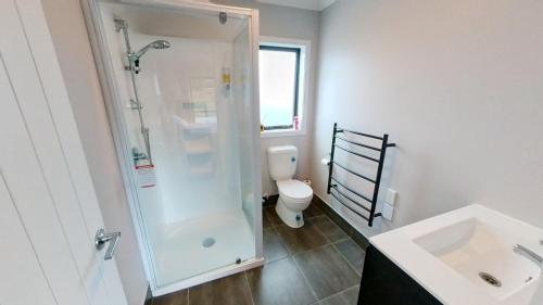 W łazience znajduje się prysznic, umywalka i toaleta. w obiekcie Ohakune Solar on Snowmass w mieście Ohakune