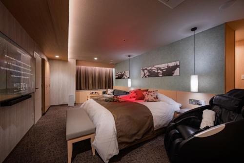 Ένα ή περισσότερα κρεβάτια σε δωμάτιο στο HOTEL ZEN 平野