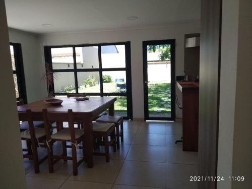 a kitchen and dining room with a table and chairs at Casa D a 2 - Con Parrilla - Centro de Federación in Federación