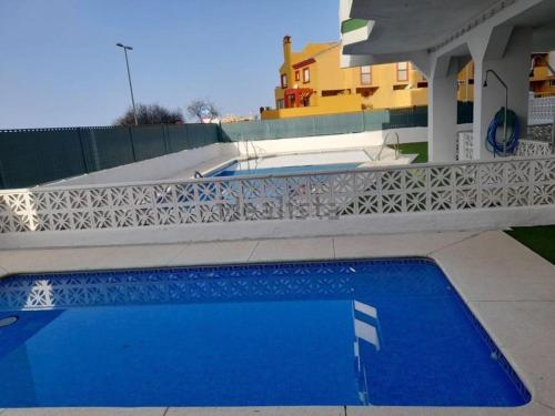 聖瑪麗亞港的住宿－El MIRADOR，游泳池位于带游泳池的阳台的顶部