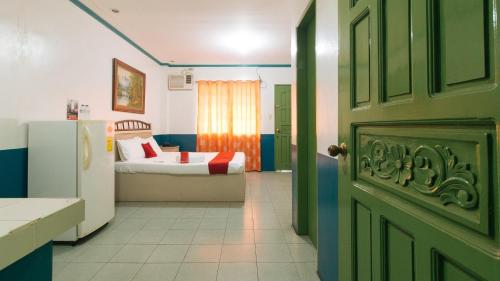 Zimmer mit einem Schlafzimmer mit einem Bett und einer Tür in der Unterkunft RedDoorz @ Orsu Hotel Angeles Pampanga in Angeles