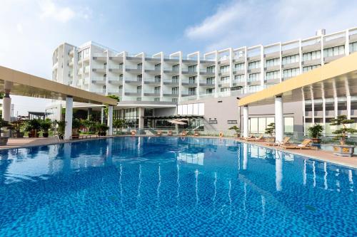 une grande piscine en face d'un hôtel dans l'établissement DIC Star Hotels & Resorts Vinh Phuc, à Yen