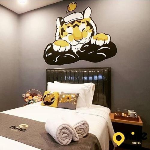 Postel nebo postele na pokoji v ubytování Nine Hotel